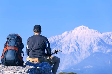 Güneşli bir yaz aylarında dağlarda hiking.