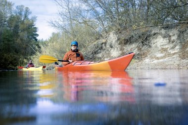 Kayık tarafından nehirde güneşli bir günde seyahat..