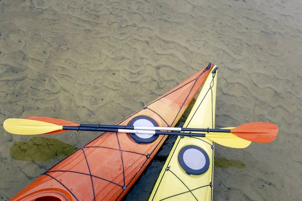 Camping con kayaks en la orilla del río . — Foto de Stock