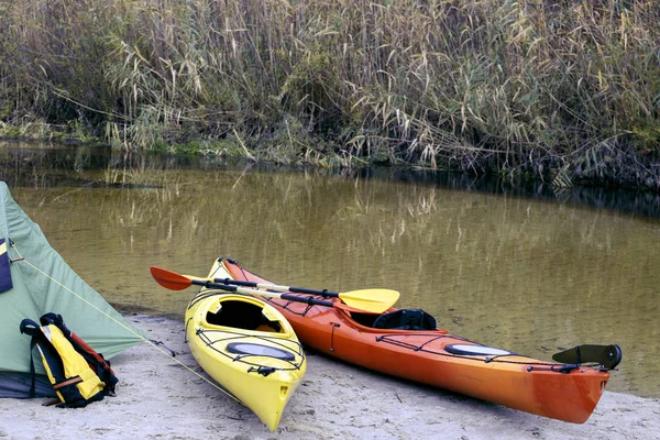Campeggio con kayak sulla riva del fiume . — Foto Stock