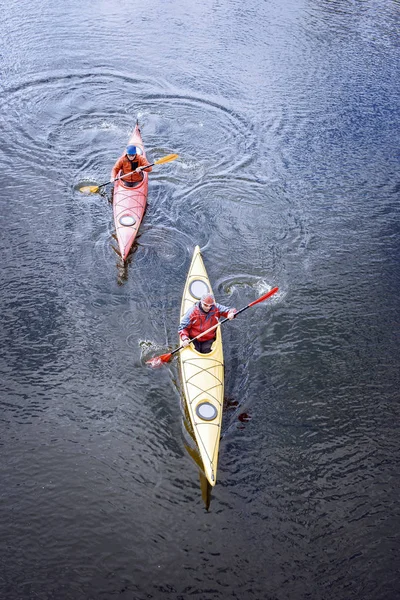 Viajando en kayak por el río en un día soleado . —  Fotos de Stock