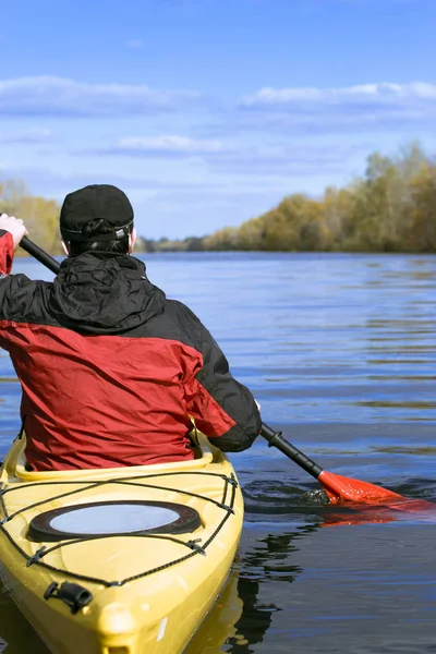 Kayık tarafından nehirde güneşli bir günde seyahat..