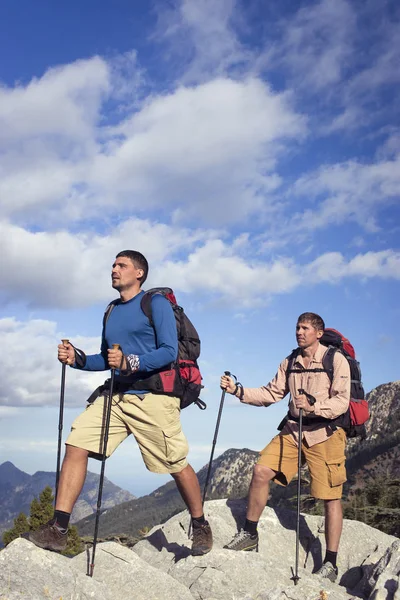 Güneşli bir yaz aylarında dağlarda hiking. — Stok fotoğraf