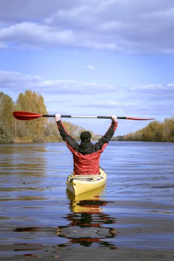 Kayık tarafından nehirde güneşli bir günde seyahat..