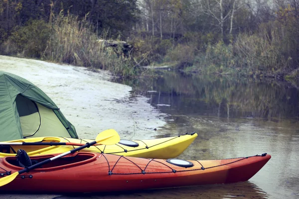 Zelten mit Kajaks am Ufer des Flusses. — Stockfoto
