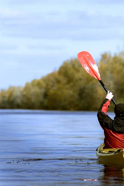 Mit dem Kajak auf dem Fluss an einem sonnigen Tag. — Stockfoto