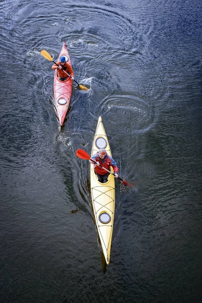 Viajando en kayak por el río en un día soleado . — Foto de Stock