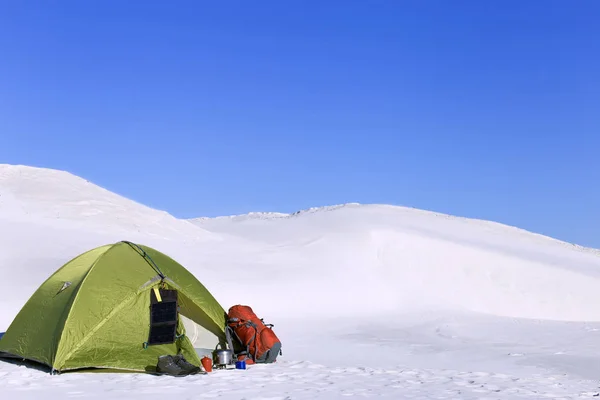 Kamperen in de woestijn met een rugzak en tent. — Stockfoto