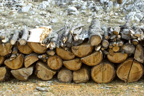 Přírodní dřevo pozadí, dřevo, dříví stohovat a připraven pro nás — Stock fotografie