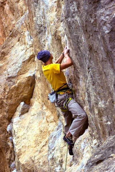 Молодой альпинист висит на скале с веревкой . — стоковое фото