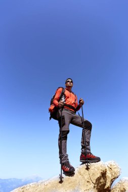 Bir adam yürüyerek dağlarda yürüyüş.