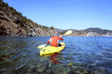 Deniz kayağı tarafından güneşli bir günde seyahat.