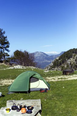 Dağlarda bir çadır kamp.