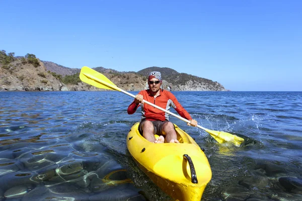 Voyage en kayak de mer par une journée ensoleillée . — Photo