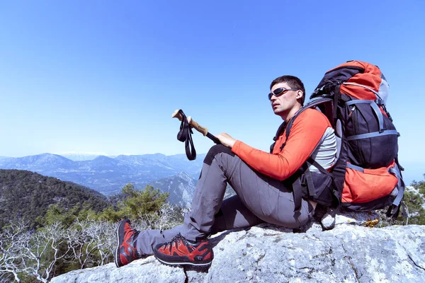Ένας άνθρωπος με τα πόδια πεζοπορία στα βουνά. — Φωτογραφία Αρχείου