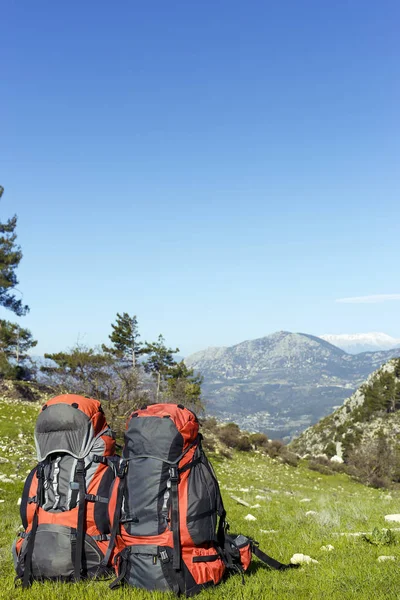 Dağların manzarasına sahip dağlarda sırt çantası. 