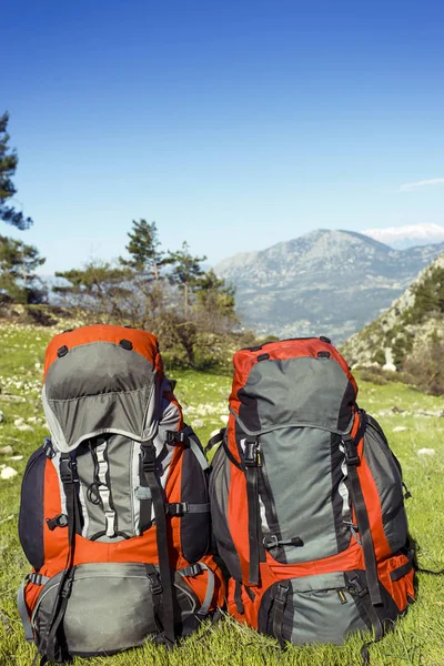 Ryggsäck i bergen med utsikt över bergen. — Stockfoto