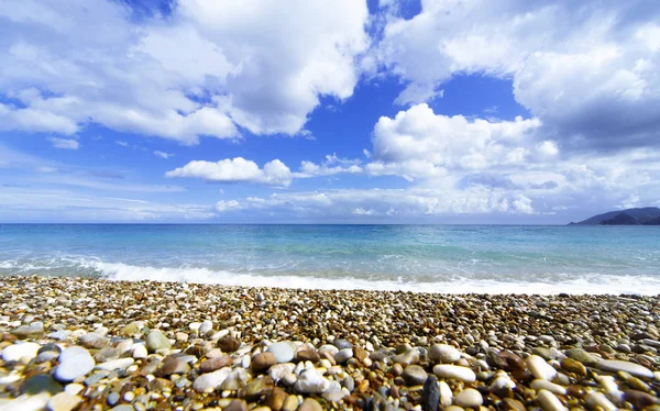 Güzel deniz Cennet plaj mavi gökyüzü arka plan üzerinde