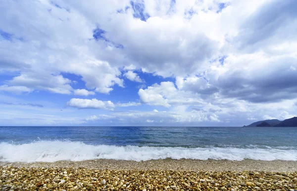 Güzel deniz Cennet plaj mavi gökyüzü arka plan üzerinde