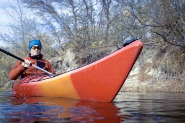 Kayık tarafından nehirde güneşli bir günde seyahat..