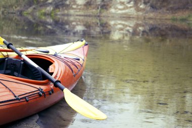 Kayaklar üzerinde nehir kıyısında kamp.