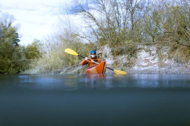 Kayık tarafından nehirde güneşli bir günde seyahat..