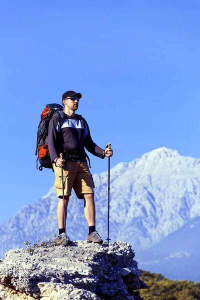 晴れた日に夏の山のハイキング. — ストック写真