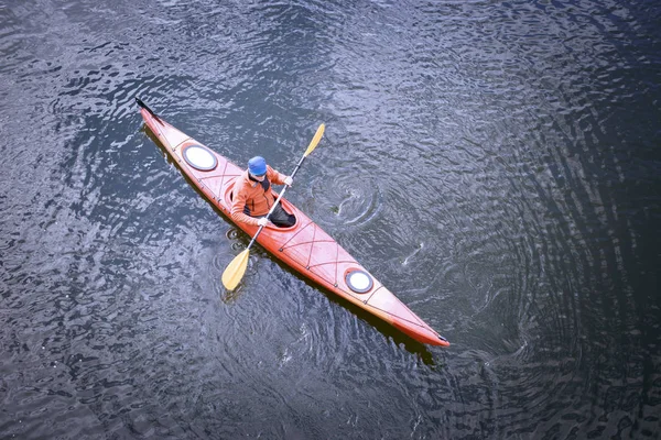 Mit dem Kajak auf dem Fluss an einem sonnigen Tag. — Stockfoto