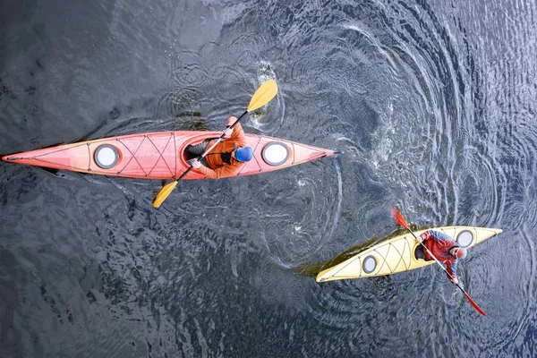 Voyager en kayak sur la rivière par une journée ensoleillée . — Photo