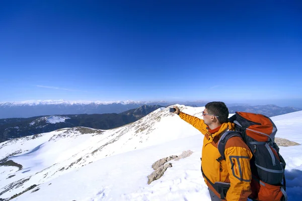 Caminhadas de inverno nas montanhas com uma mochila . — Fotografia de Stock