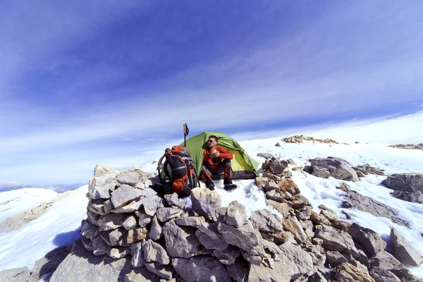 冬のバックパックが付いている山でのハイキング. — ストック写真