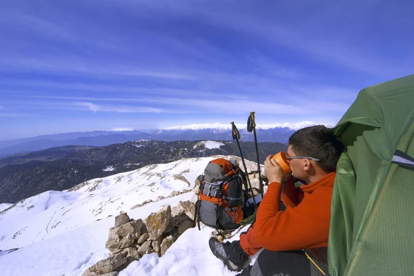 Campamento de invierno en las montañas con mochila y tienda . — Foto de Stock