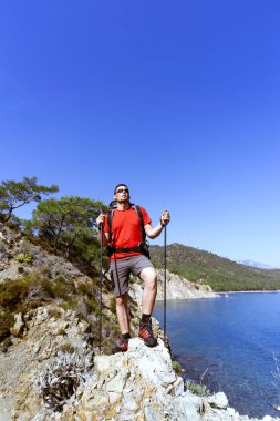 Bir sırt çantası ve bir çadır dağlarda trekking.