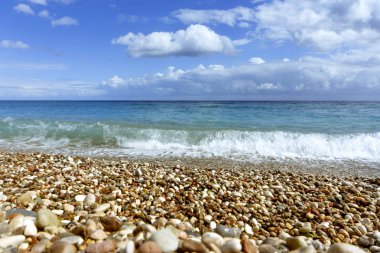 Güzel deniz Cennet plaj mavi gökyüzü arka plan üzerinde