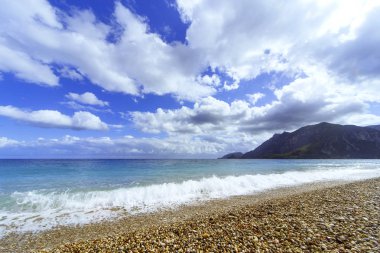 Güzel deniz Cennet plaj mavi gökyüzü arka plan üzerinde