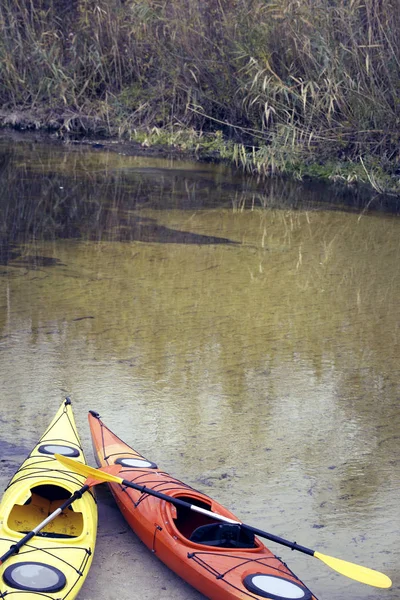 Kemping, kajak, a folyó partján. — Stock Fotó