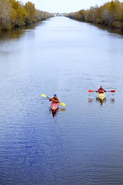 Viaggiare in kayak sul fiume in una giornata di sole . — Foto Stock