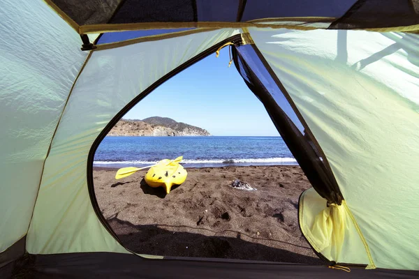 Campeggio con kayak sulla spiaggia in estate . — Foto Stock