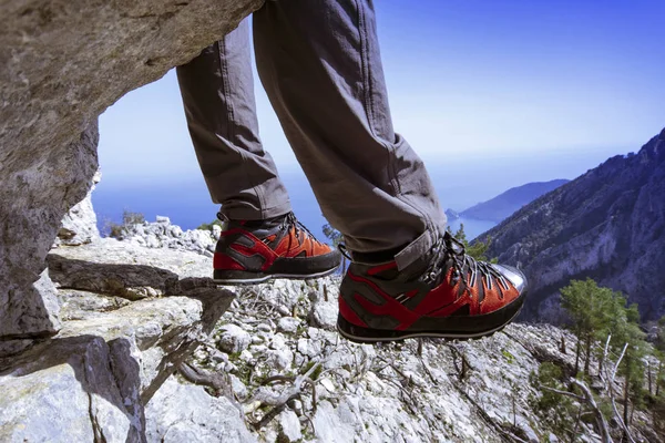 Un hombre a pie en las montañas . — Foto de Stock