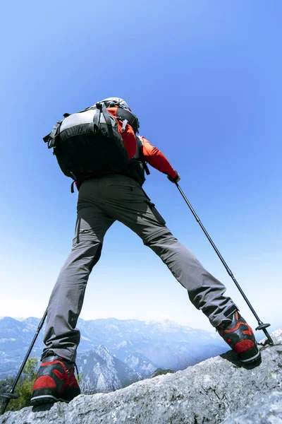 En man på foten vandra i bergen. — Stockfoto