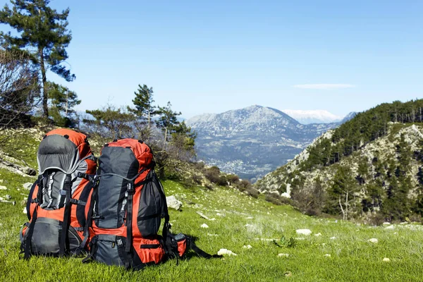 Backpack in the mountains with views of the mountains. — Stock Photo, Image