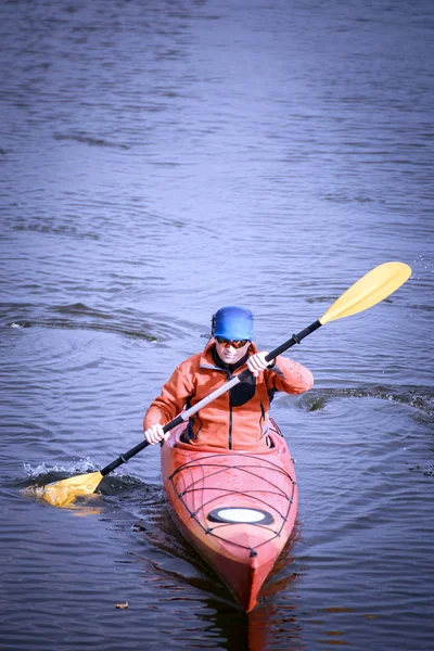 Voyager en kayak sur la rivière par une journée ensoleillée . — Photo