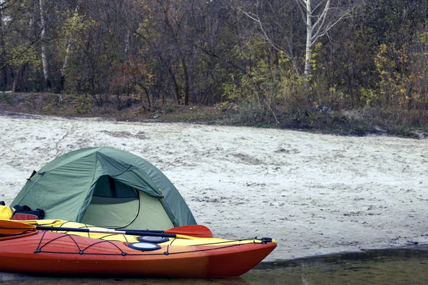 川の土手上にカヤックでキャンプ. — ストック写真