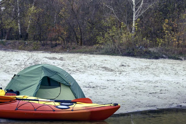 Camping z kajaków na brzegu rzeki. — Zdjęcie stockowe