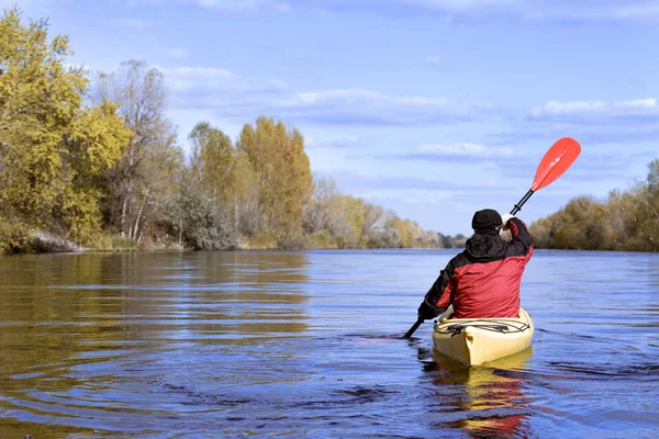 Viajando en kayak por el río en un día soleado . —  Fotos de Stock