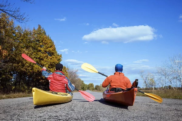 Aventura em uma canoa em um dia de sol no verão  . — Fotografia de Stock