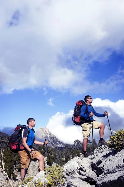 Nyári túrázás a hegyekben, egy hátizsák . — Stock Fotó