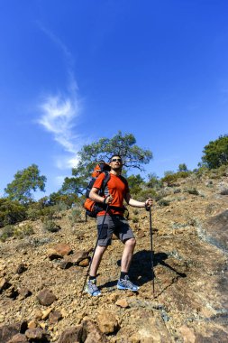 Bir sırt çantası ve bir çadır dağlarda trekking.