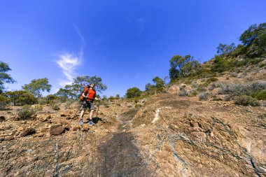 Bir sırt çantası ve bir çadır dağlarda trekking.