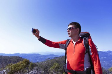 Bir adam yürüyerek dağlarda yürüyüş.